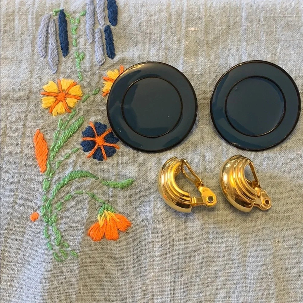 Vintage - Teal/black disk, gold clip on earrings